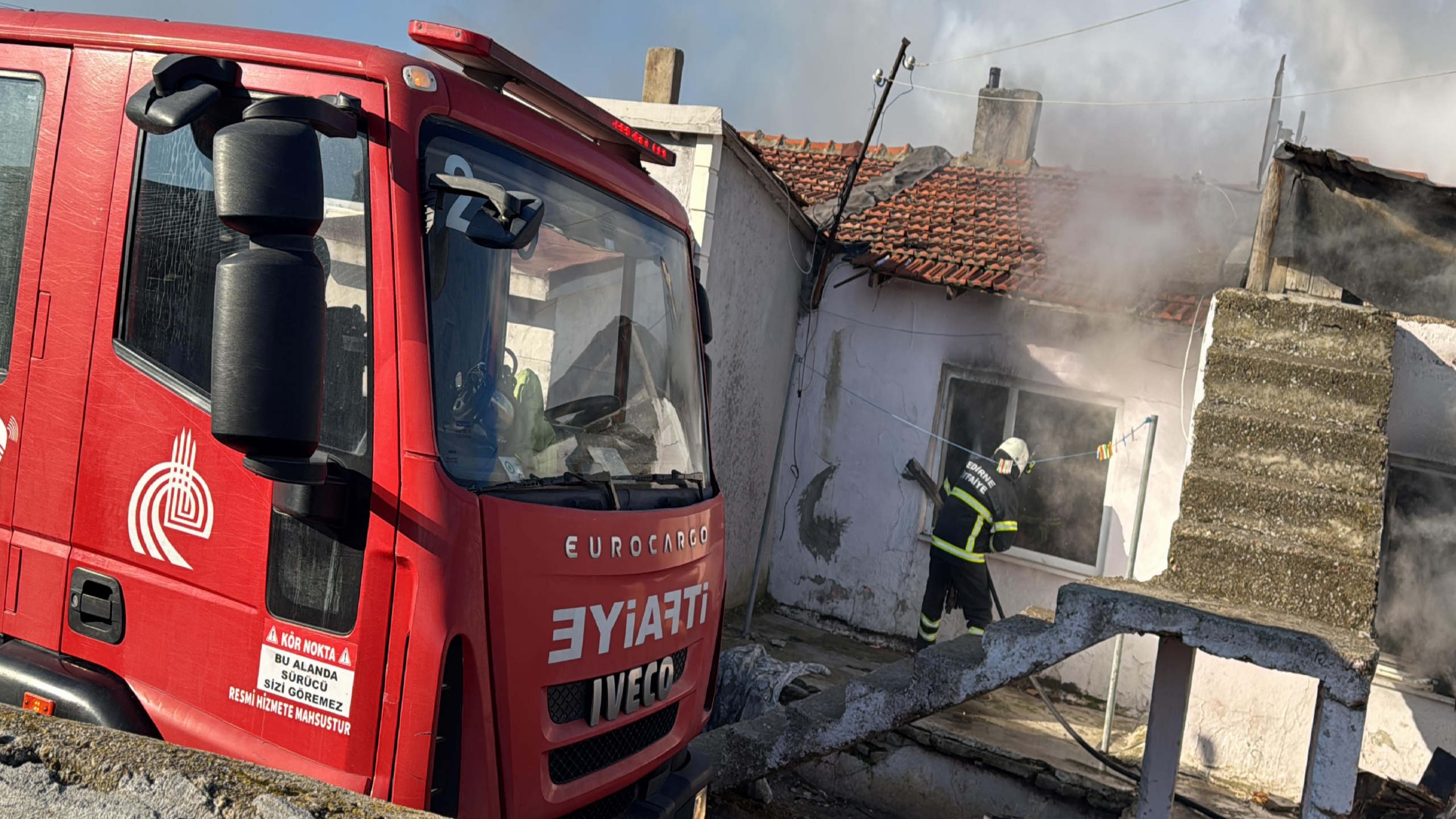 edirnede-mustakil-ev-yanginda-kullanilamaz-hale-geldi-haberi-aNzTq8YW.jpg