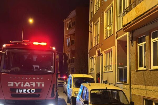 Edirne’de yangın çıkan apartmanda mahsur kalan genç ekiplerce kurtarıldı haberi