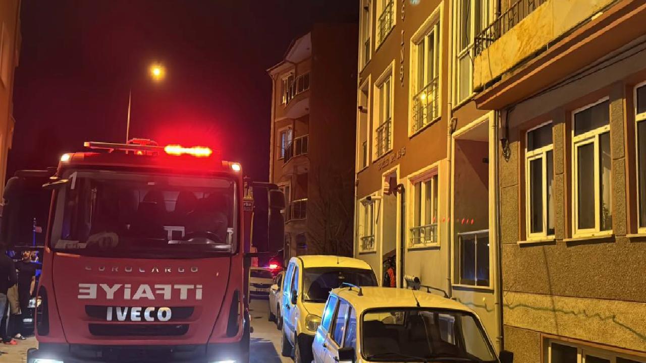 edirnede-yangin-cikan-apartmanda-mahsur-kalan-genc-ekiplerce-kurtarildi-haberi-clFtNtyy.jpg