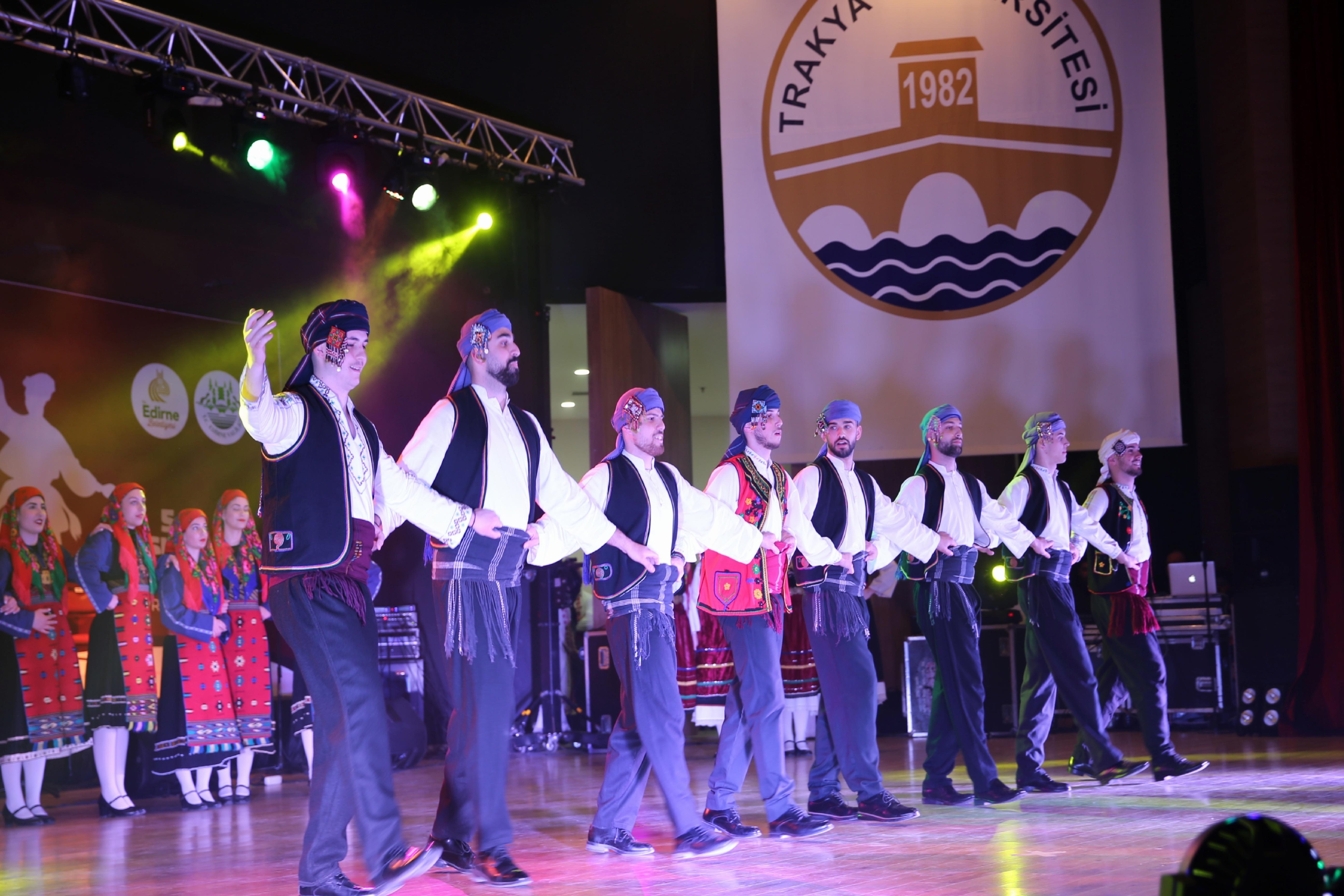 edirnedeki-uluslararasi-balkan-halk-oyunlari-festivali-gala-gecesi-gosterileriyle-sona-erdi-haberi-FH3ImDB3.jpg