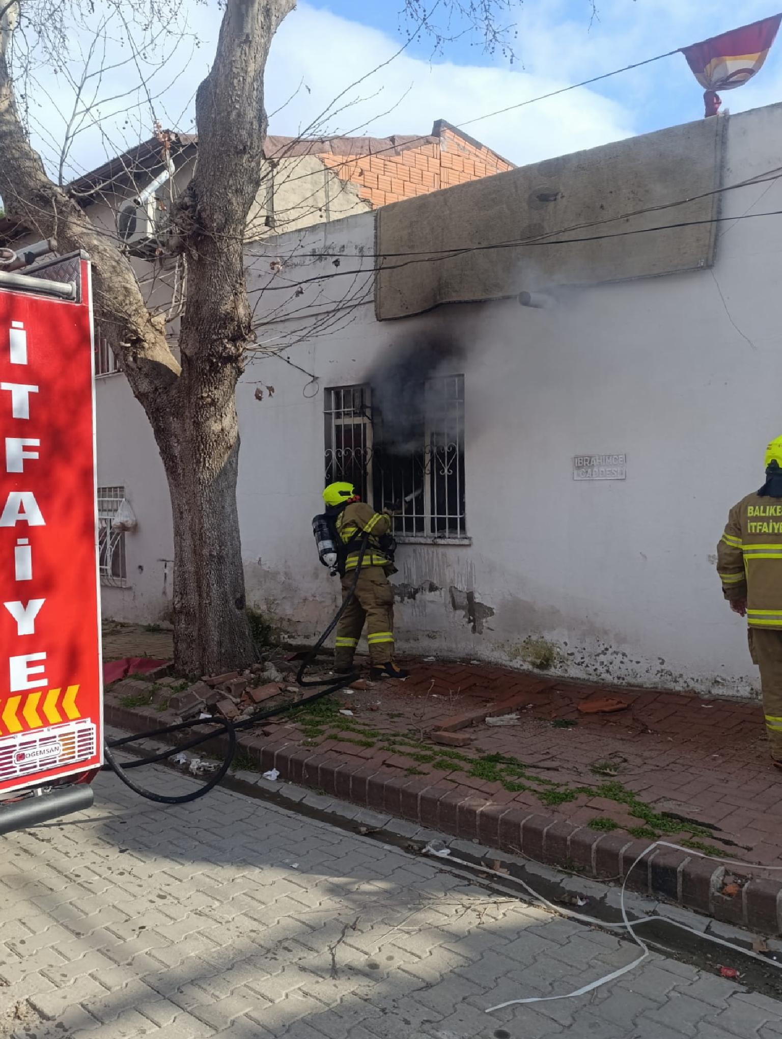 edremitte-cikan-ev-yangini-sonduruldu-haberi-YERZTVyl.jpg
