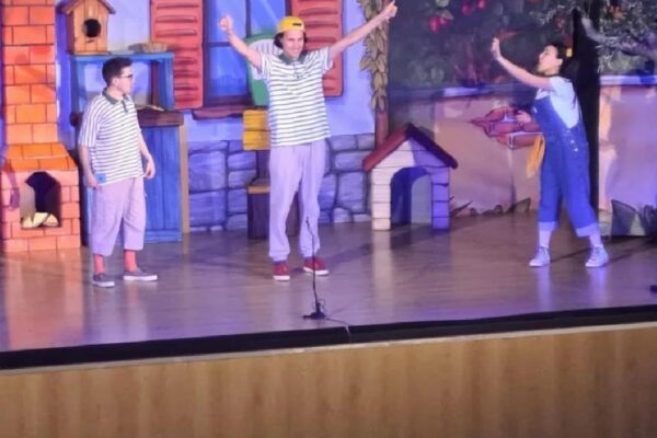 Edremit’te ilkokul öğrencileri tiyatro oyunu izledi haberi