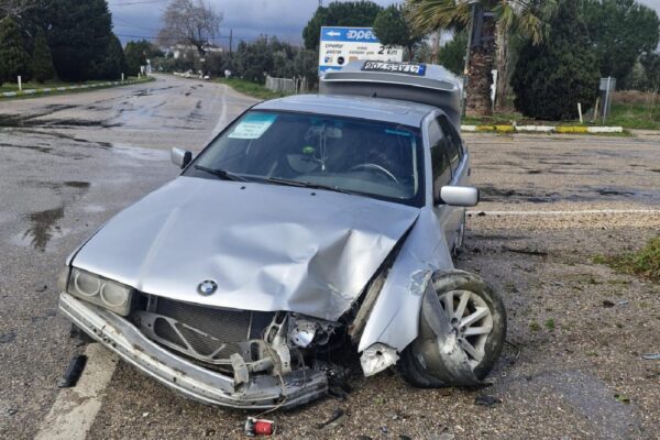 Erdek’te trafik lambasına çarpan otomobilin sürücüsü yaralandı haberi