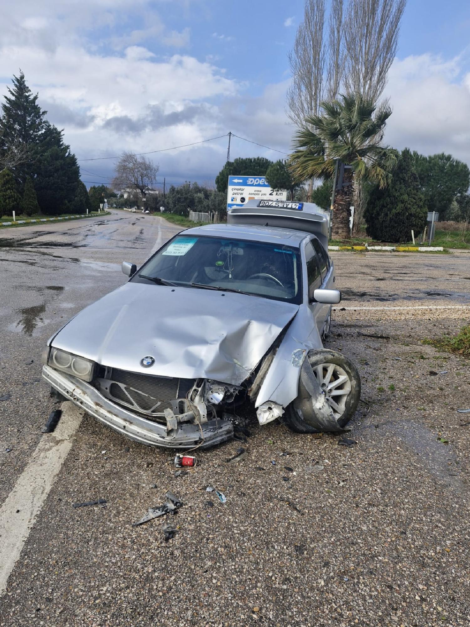 erdekte-trafik-lambasina-carpan-otomobilin-surucusu-yaralandi-haberi-BLtyVQSg.jpg