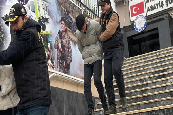 Esenler’de anahtarı kontakta bırakılan otomobili çaldıkları iddiasıyla 2 şüpheli yakalandı haberi