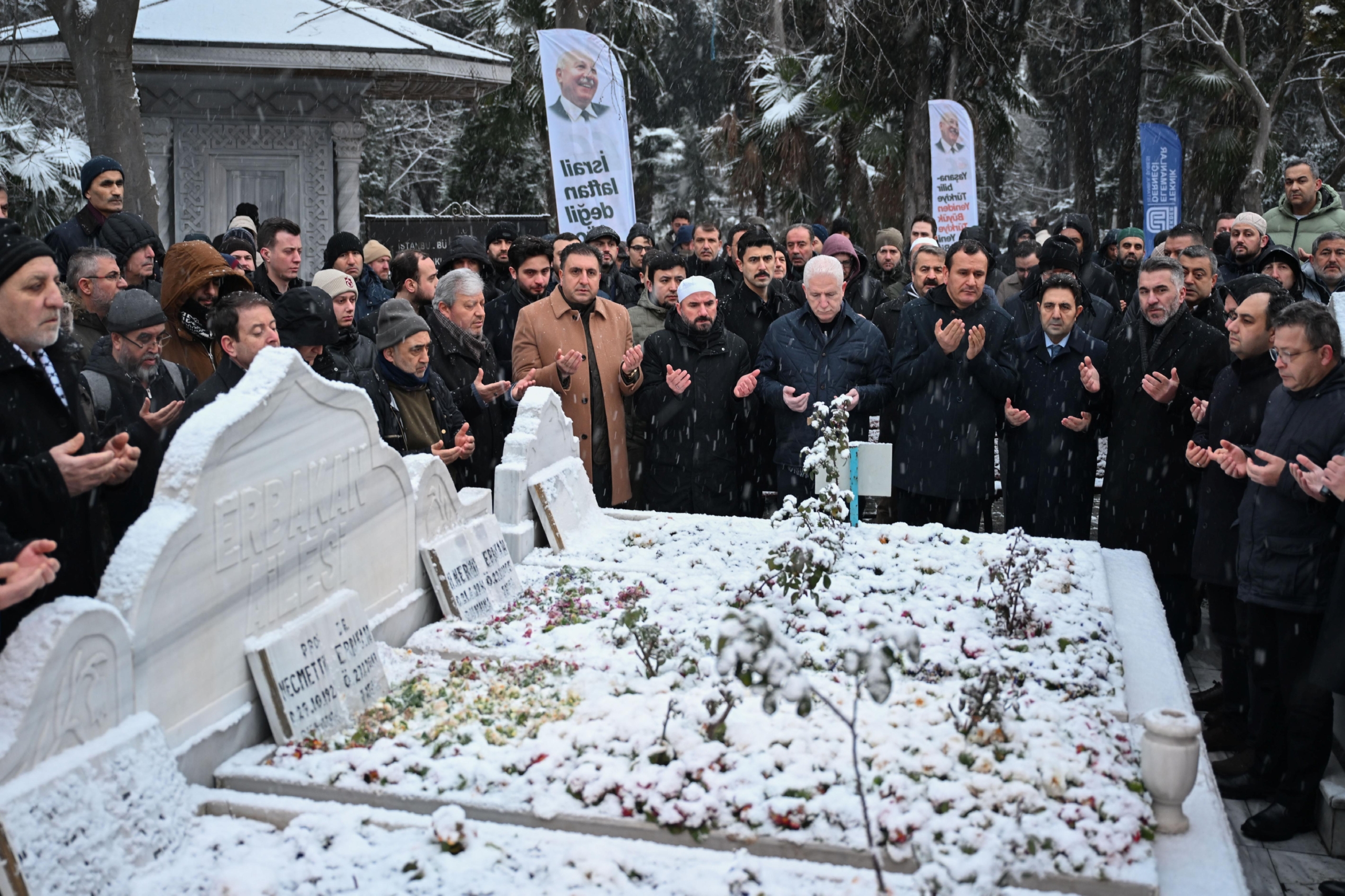 eski-basbakanlardan-necmettin-erbakan-kabri-basinda-anildi-haberi-k12Ie2W6.jpg