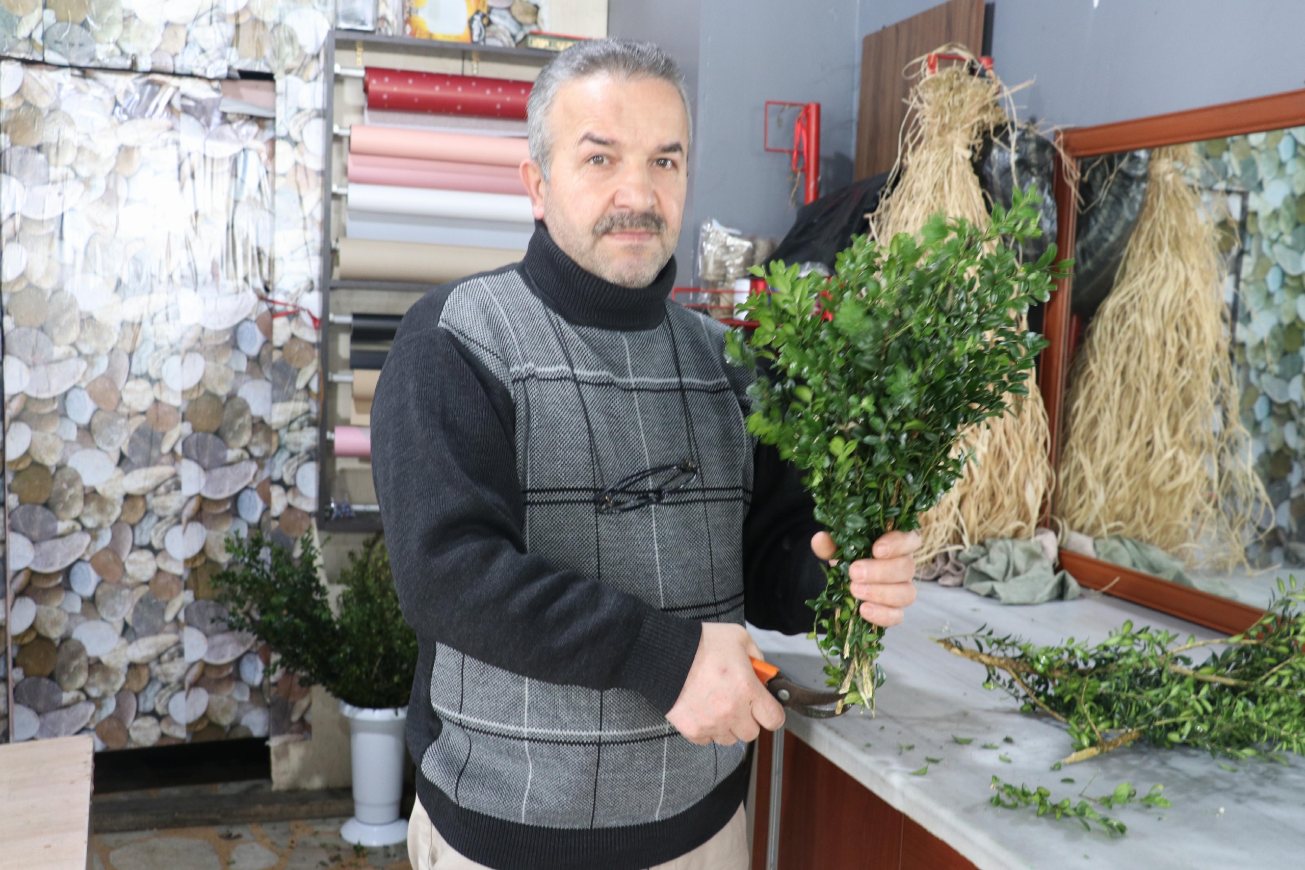 evinin-bahcesinde-hobi-olarak-basladigi-cicekciligi-yaklasik-yarim-asirdir-surduruyor-haberi-mTxc7cC7.jpg