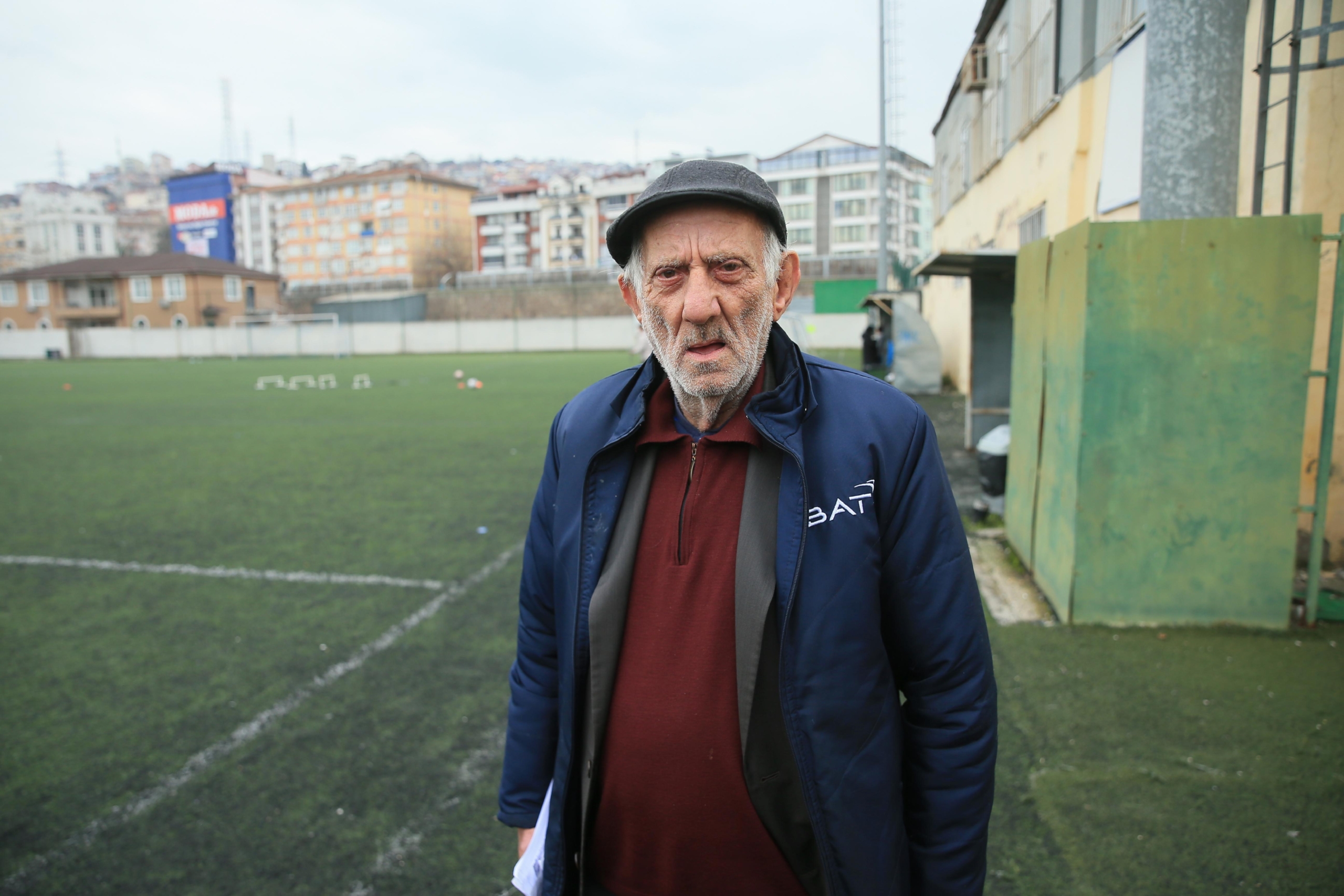futbol-sevdalisi-emektar-kofteci-isi-birakti-hakemligi-birakamadi-haberi-KOHIdzza.jpg