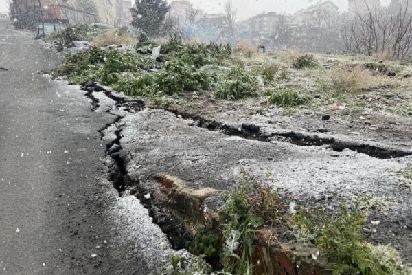 Gaziosmanpaşa’da toprak kaymasında hasar gören 3 bina tahliye edildi haberi
