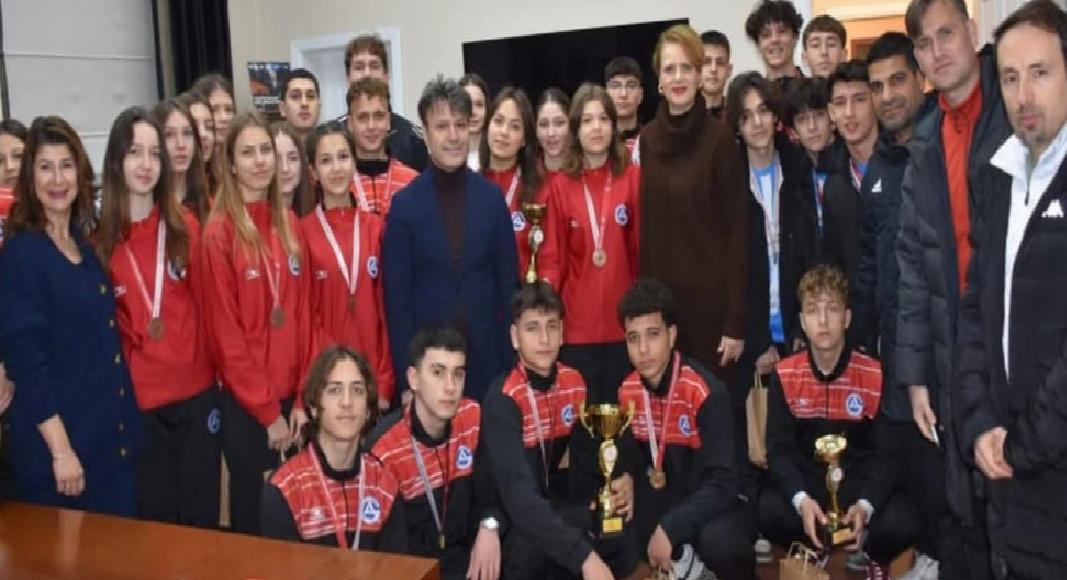 gelibolu-belediye-baskani-soyuak-basarili-sporcu-ogrencileri-agirladi-haberi-jtjjAZVF.jpg