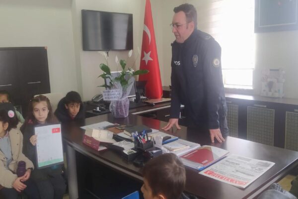 Gelibolu’da ilkokul öğrencileri polisleri ziyaret etti haberi