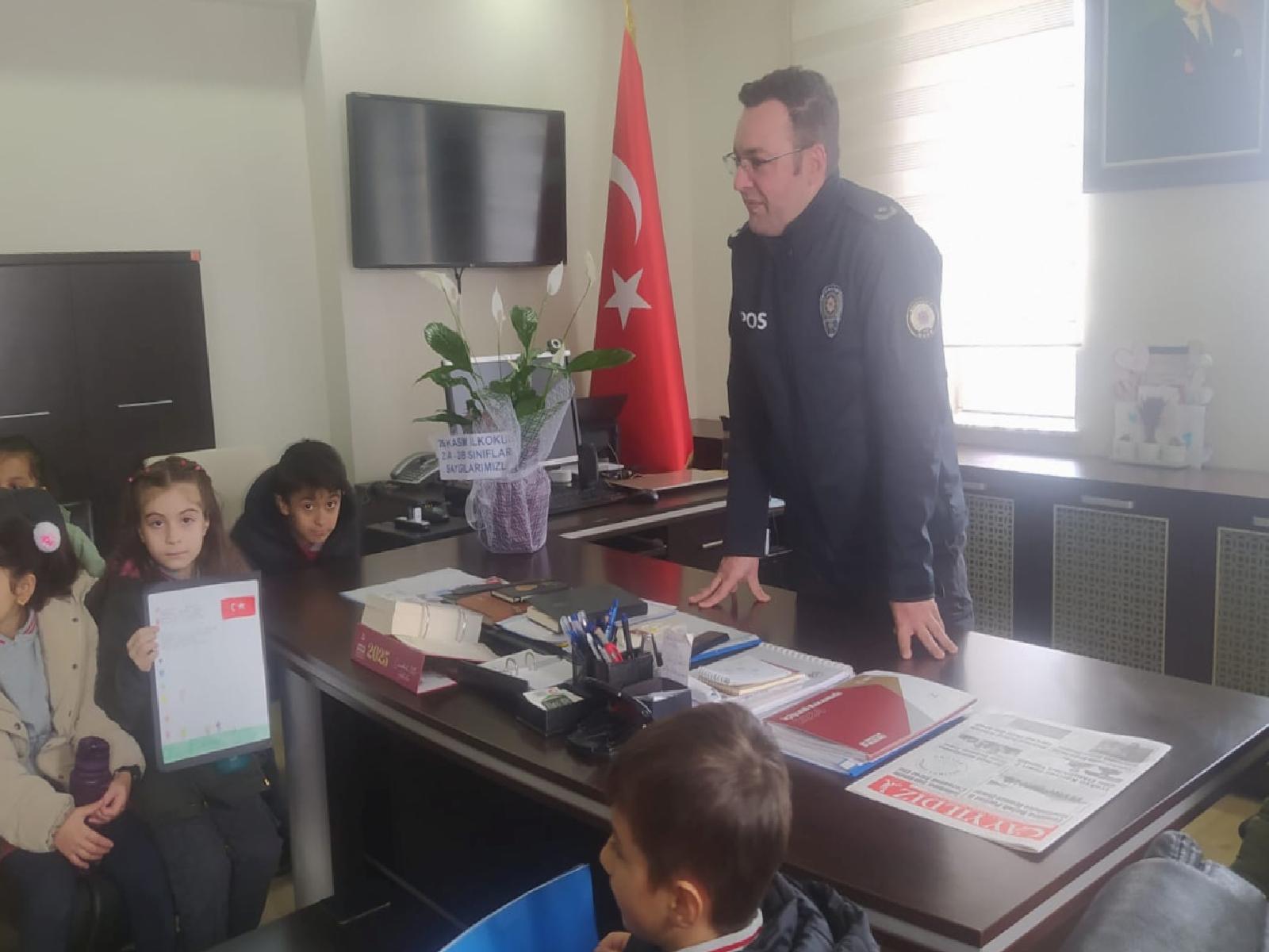 geliboluda-ilkokul-ogrencileri-polisleri-ziyaret-etti-haberi-QUfsTaZ2.jpg