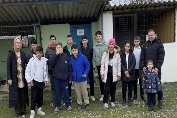 Gelibolulu öğrencilerden barınaktaki hayvanlara mama desteği haberi