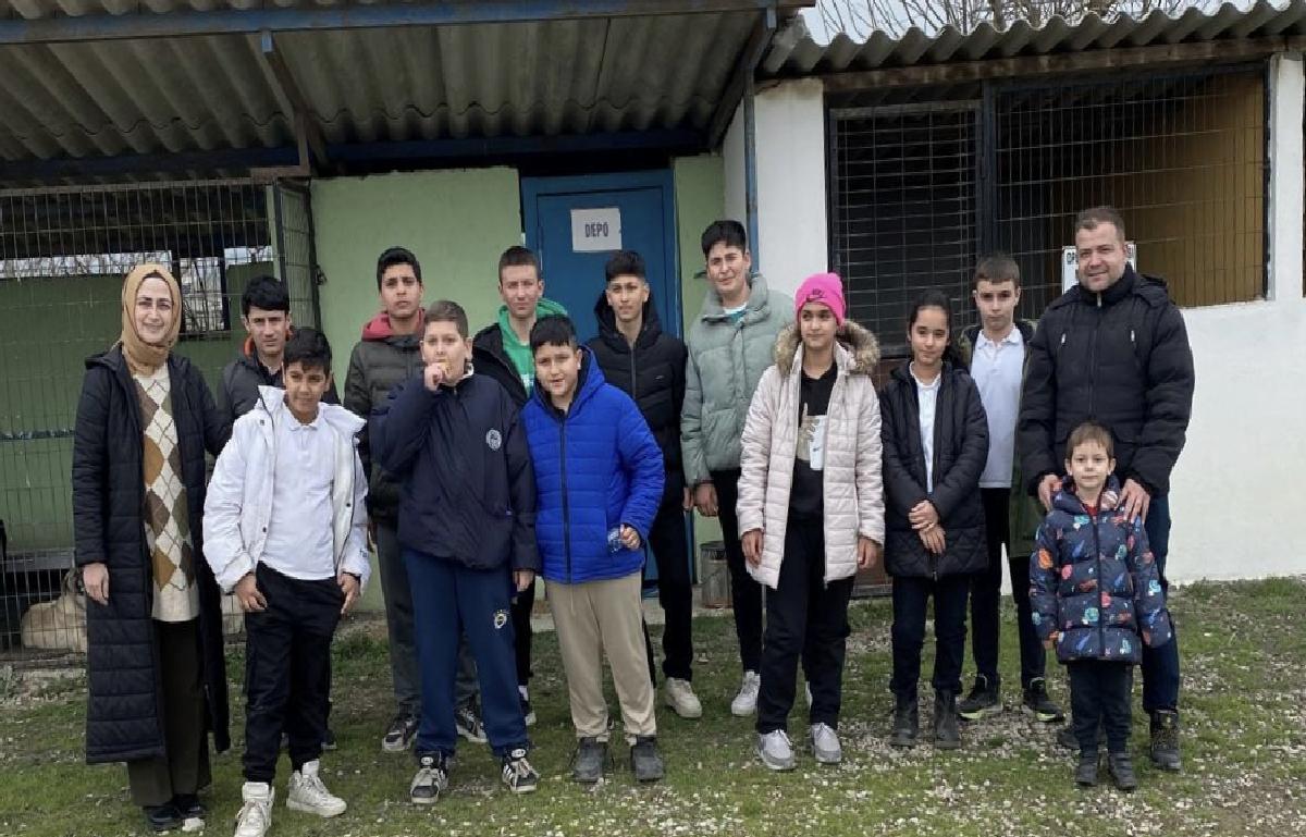 gelibolulu-ogrencilerden-barinaktaki-hayvanlara-mama-destegi-haberi-JOLXRcyR.jpg