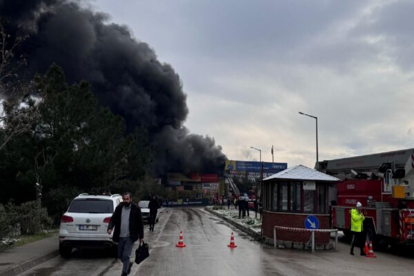 GÜNCELLEME – Bursa’da madeni yağ dükkanında çıkan yangına müdahale ediliyor haberi