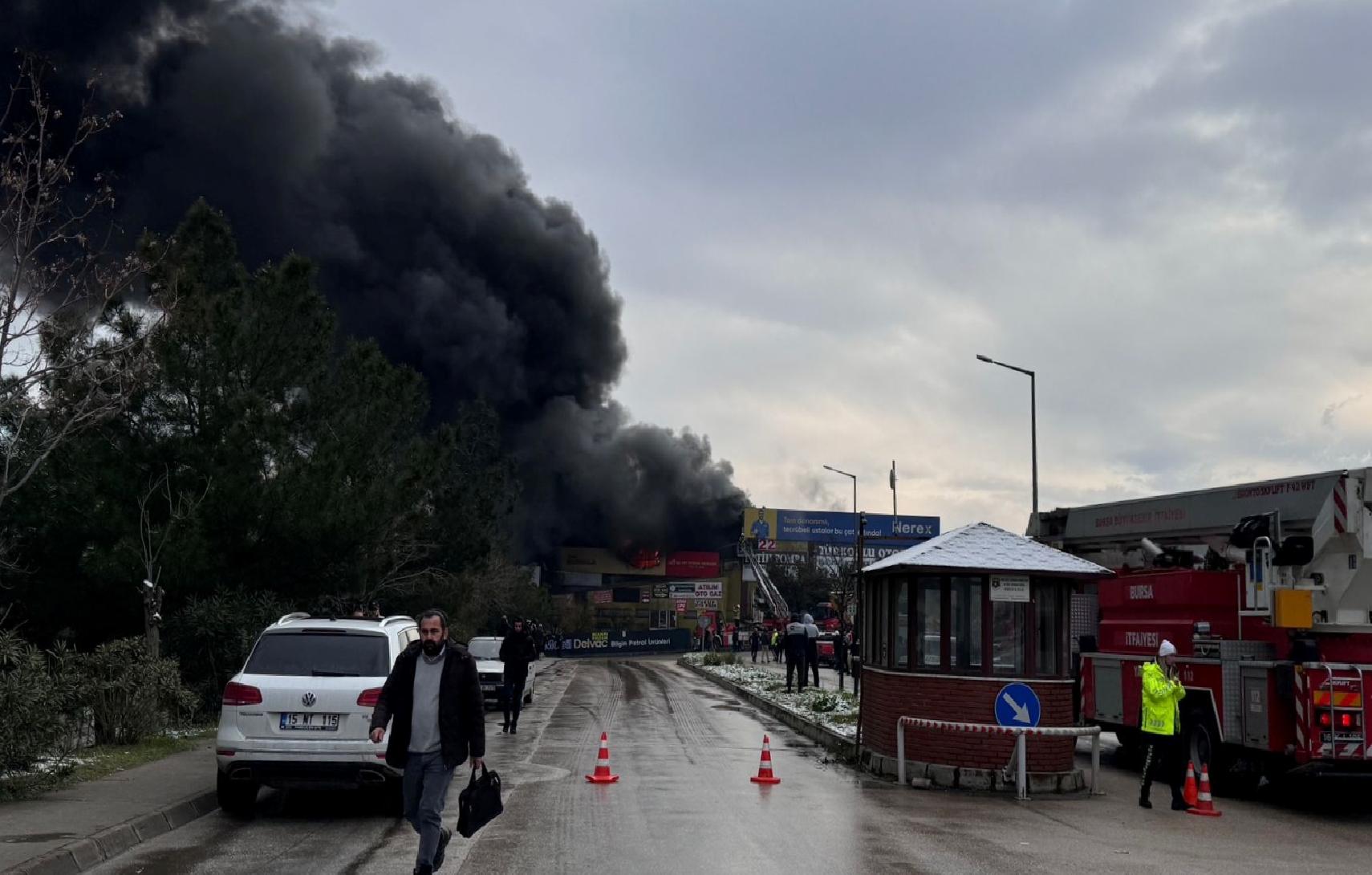 guncelleme-bursada-madeni-yag-dukkaninda-cikan-yangina-mudahale-ediliyor-haberi-sIY1zb7J.jpg