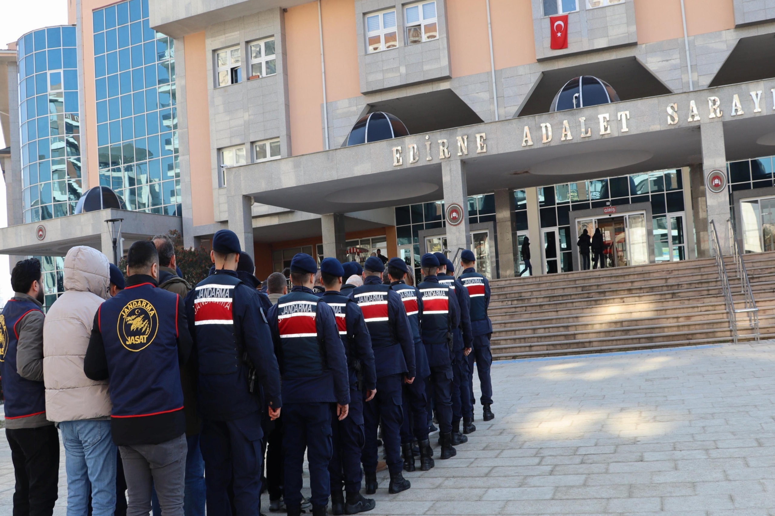 guncelleme-edirnede-koy-arazisinin-satisiyla-ilgili-eski-muhtarin-da-aralarinda-oldugu-8-supheli-ws8XuWwS.jpg