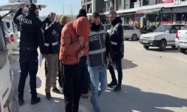Edirne’de kuyumcuya sahte altın satmaya çalışan 3 zanlı tutuklandı haberi