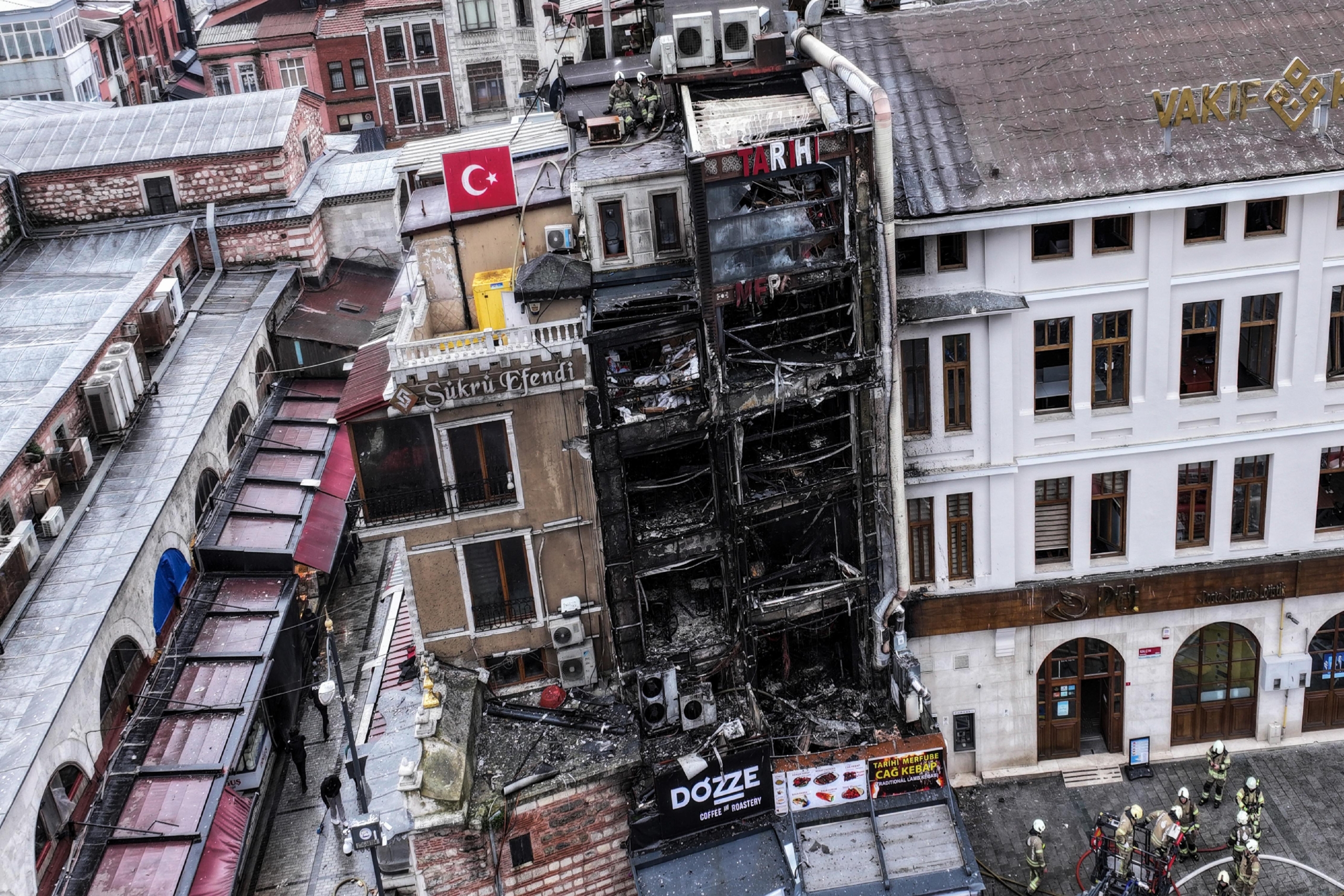 guncelleme-fatihte-restoranda-cikan-yangin-sonduruldu-haberi-5Zeyk5n7.jpg