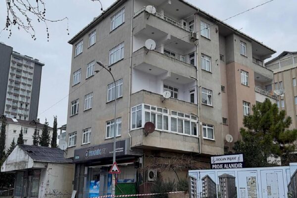 Tuzla’da duvarlarında çatlaklar oluşan 4 katlı bina tahliye edildi haberi