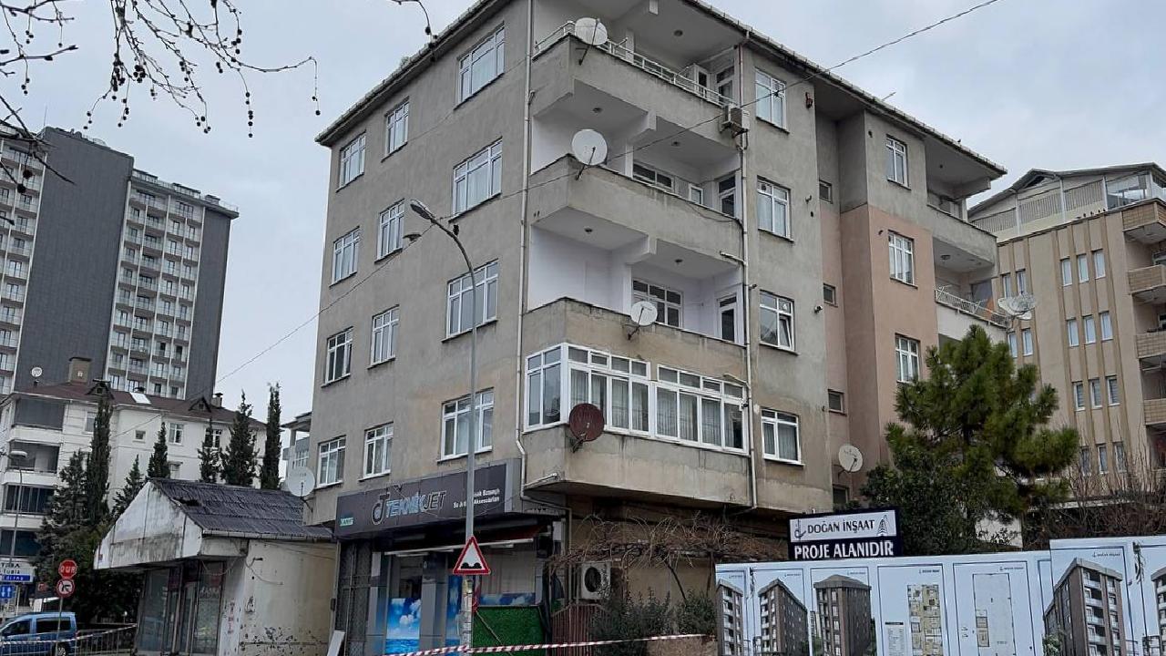 guncelleme-tuzlada-duvarlarinda-catlaklar-olusan-4-katli-bina-tahliye-edildi-haberi-GI4kFVi8.jpg