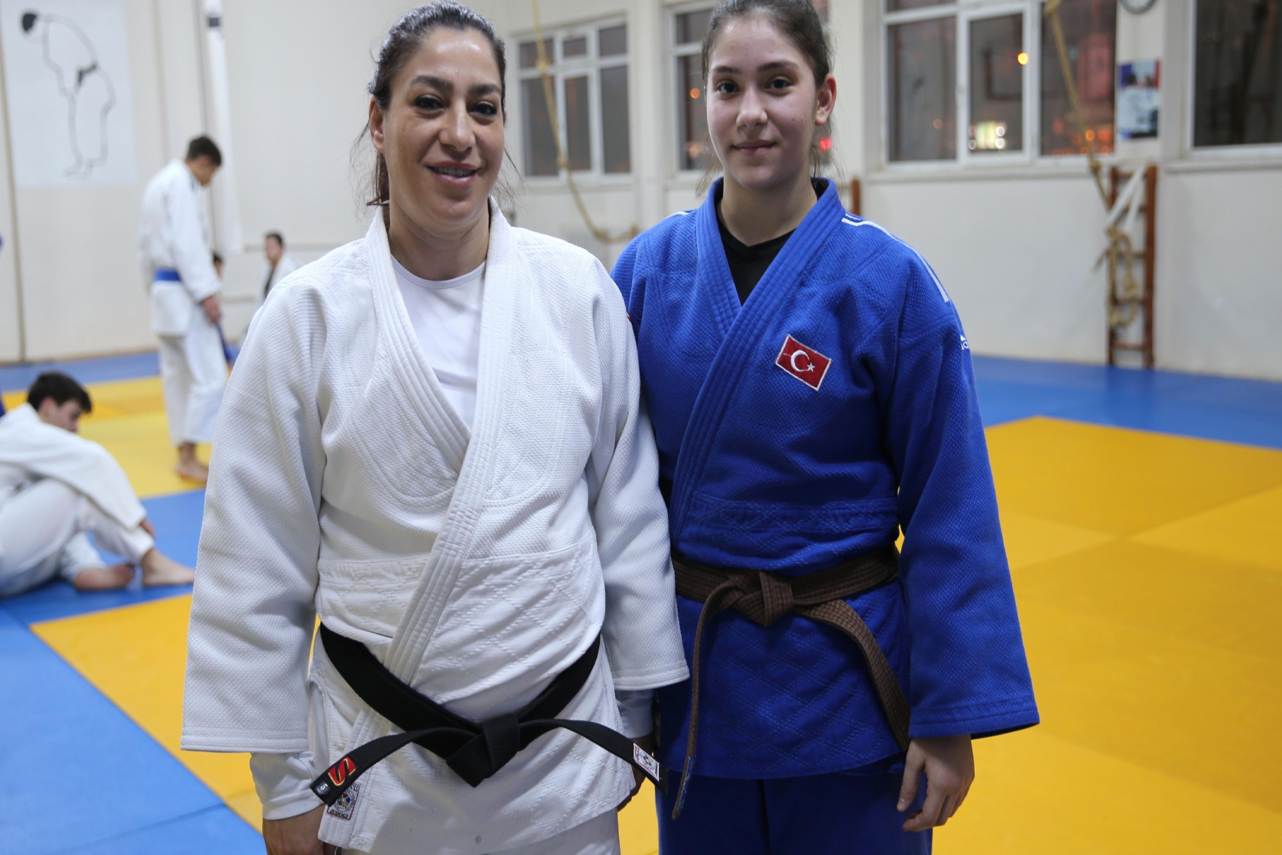 ilkleri-basaran-anne-ile-izinden-giden-kizinin-judo-hikayesi-haberi-dvh5WXf5.jpg