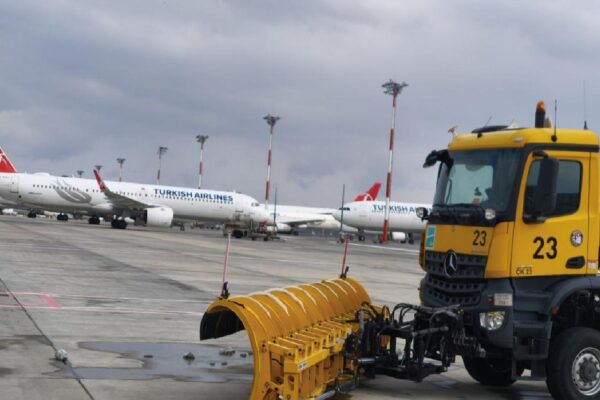İstanbul Havalimanı’nda karla mücadele çalışmaları sürüyor haberi