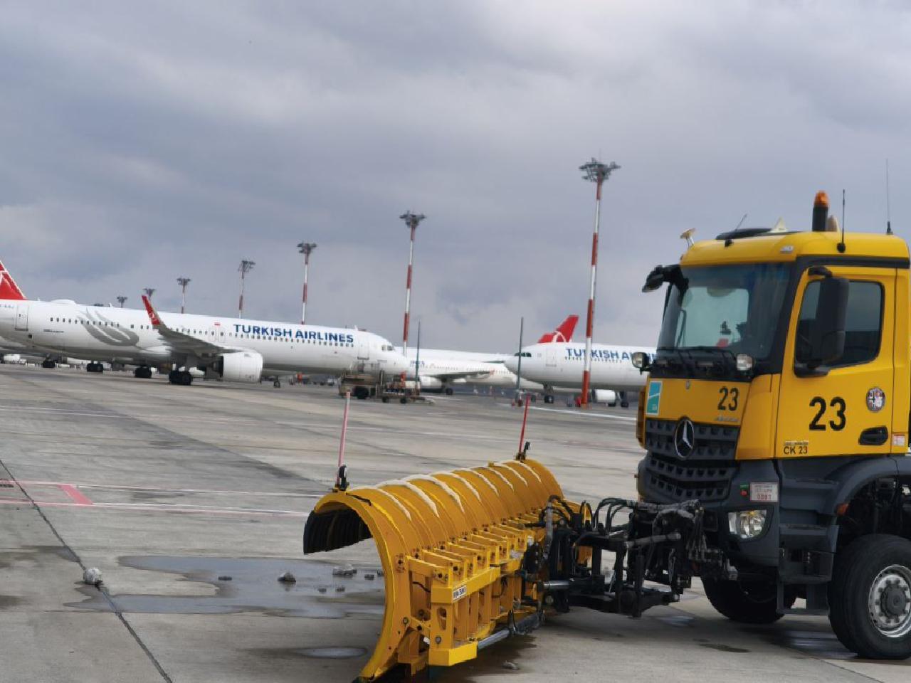 istanbul-havalimaninda-karla-mucadele-calismalari-suruyor-haberi-6cbNSM4K.jpg