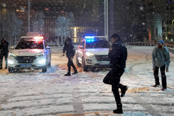 İstanbul Taksim’de polis ile vatandaşlar kar topu oynadı haberi