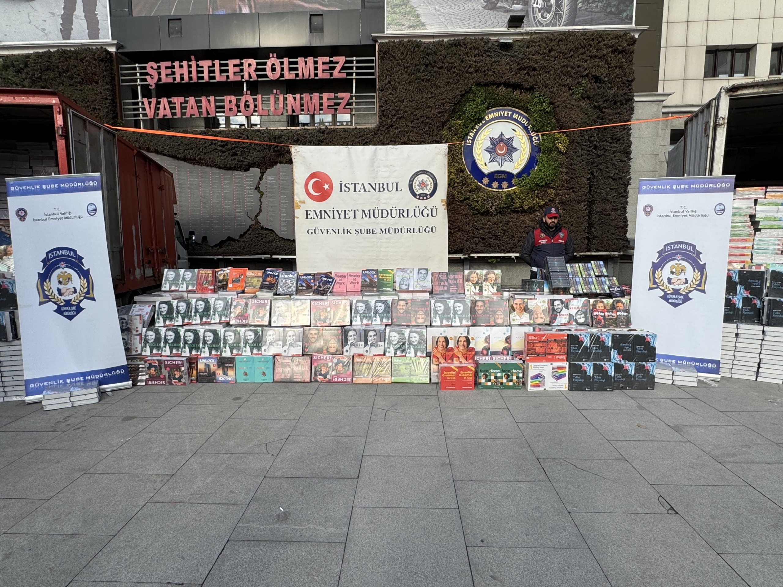 istanbulda-94-bin-587-korsan-kitap-ele-gecirildi-haberi-s6ta7EhF.jpg