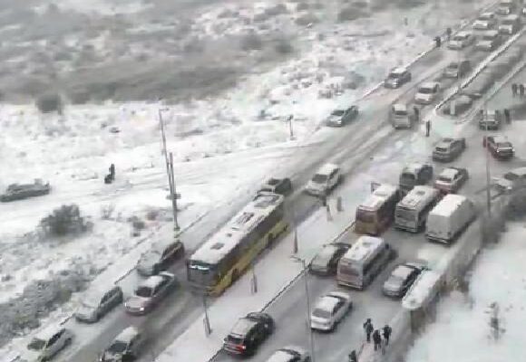 İstanbul’da etkili olan kar yağışı hayatı olumsuz etkiledi haberi