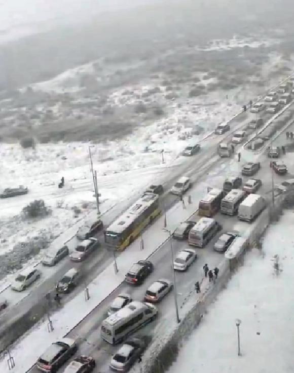 istanbulda-etkili-olan-kar-yagisi-hayati-olumsuz-etkiledi-haberi-GsW2EN71.jpg