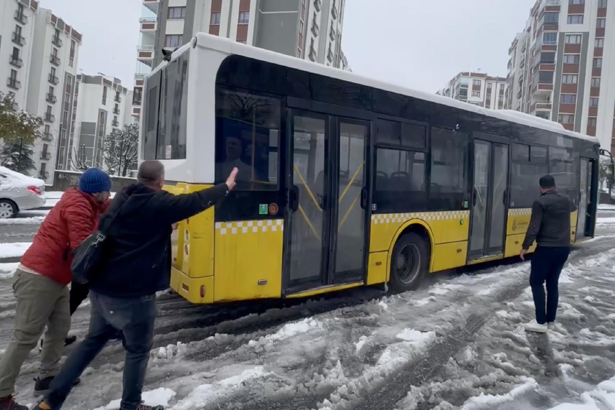 istanbulda-etkili-olan-kar-yagisi-nedeniyle-iett-otobusu-yolda-kaldi-haberi-s9F9L7ka.jpg
