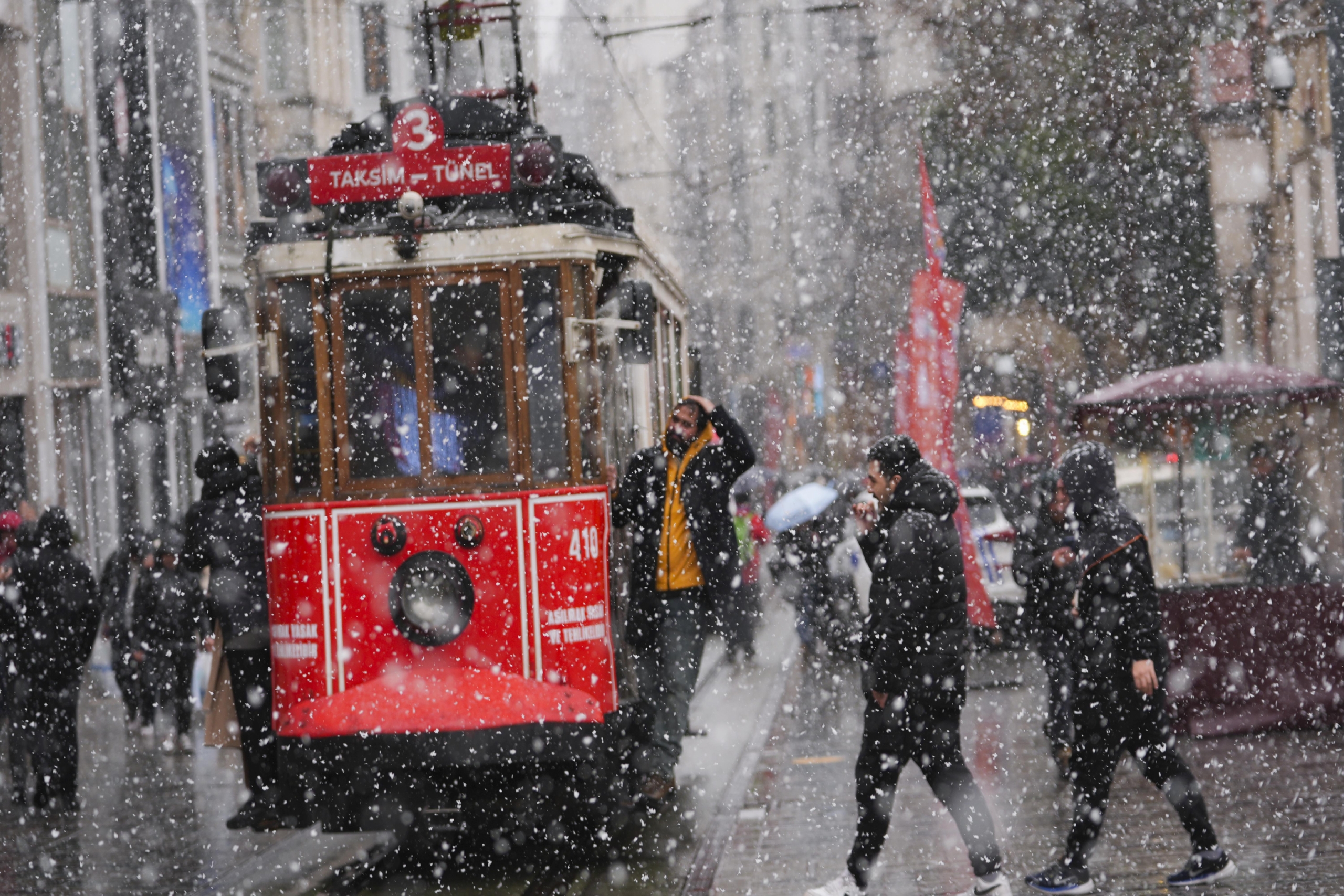 istanbulda-etkisini-artiran-kar-yagisi-trafik-yogunluguna-neden-oldu-haberi-jtHpHMU7.jpg