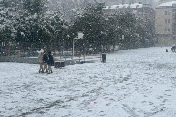 İstanbul’da etkisini sürdüren kar yağışı sürücüleri ve trafiği olumsuz etkiliyor haberi