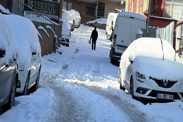 İstanbul’da kar yağışı aralıklarla etkili oluyor haberi