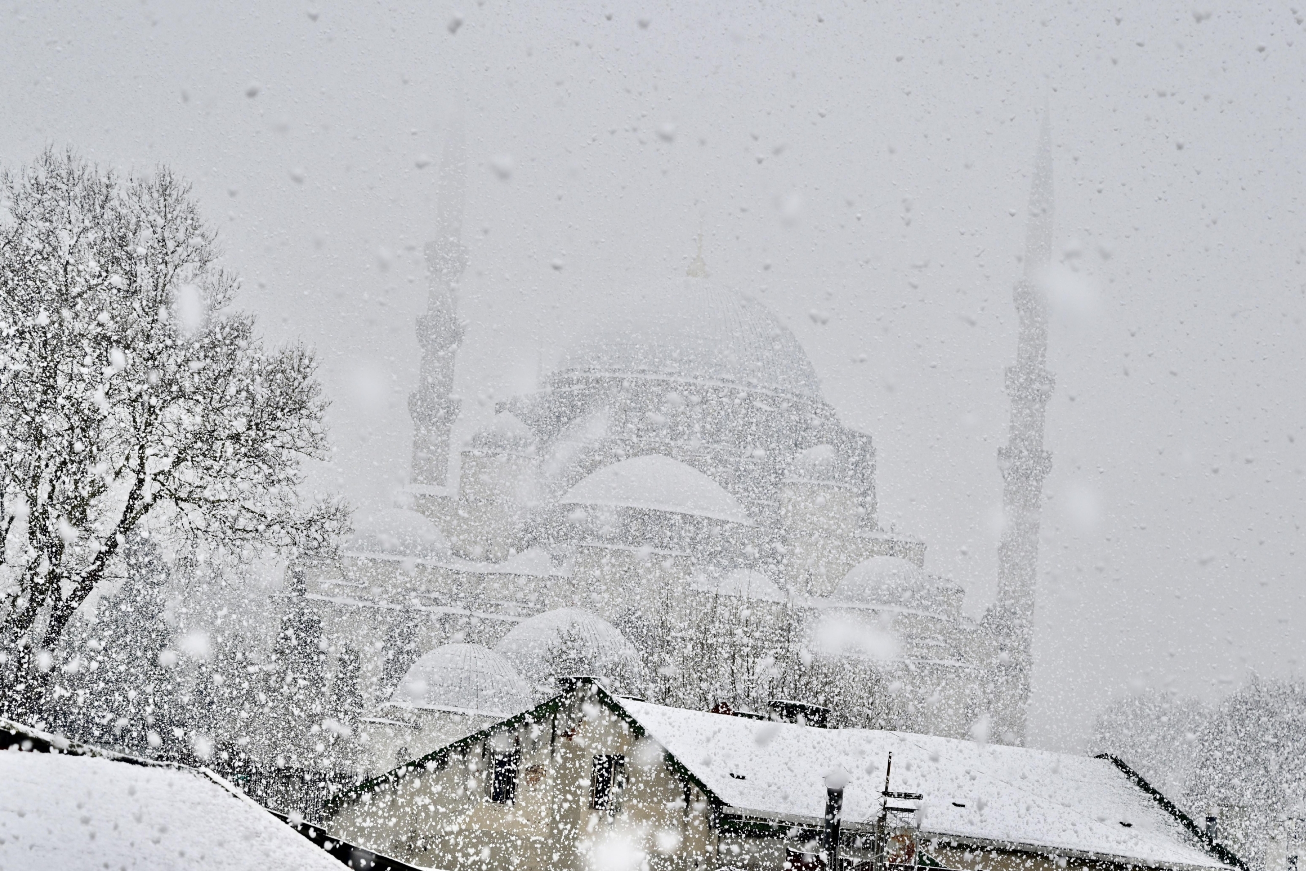 istanbulda-kar-yagisi-hayati-ve-trafigi-olumsuz-etkiliyor-haberi-ein5asfH.jpg
