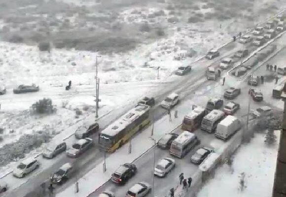 İstanbul’da kar yağışı ulaşımı olumsuz etkiledi haberi