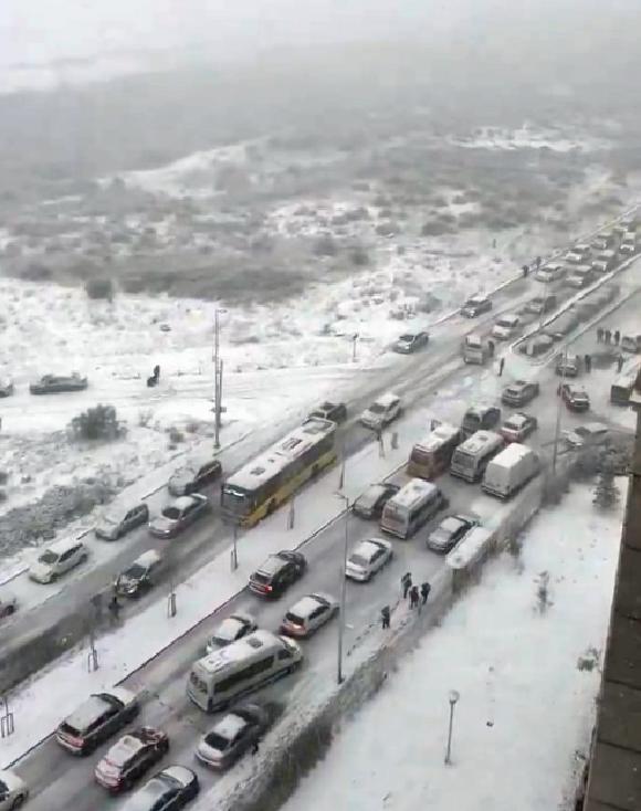 istanbulda-kar-yagisi-ulasimi-olumsuz-etkiledi-haberi-VAxFpqgl.jpg