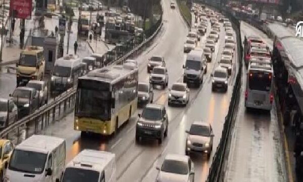 İstanbul’da kar yağışının etkisiyle trafik yoğunluğu yaşanıyor haberi