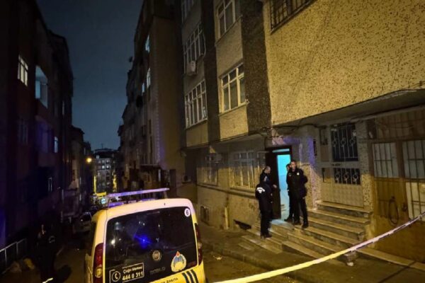 İstanbul’da kolonlarında çatlaklar oluşan bina tahliye edildi haberi