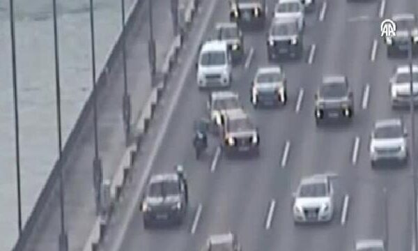 İstanbul’da köprüde arıza yapan aracı polis memurunun itmesi güvenlik kamerasında haberi