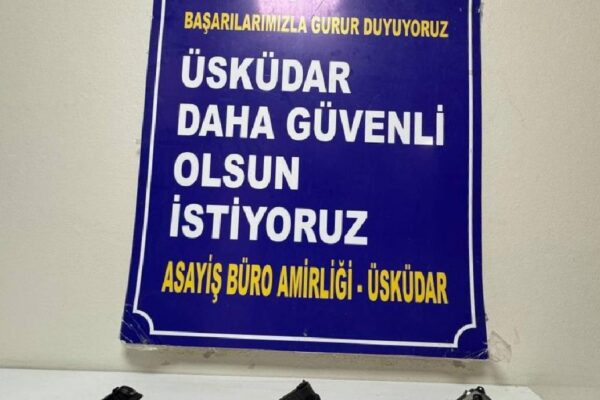 İstanbul’da polisin kovalamacası sırasında araçtan uyuşturucu atan 3 kişi tutuklandı haberi
