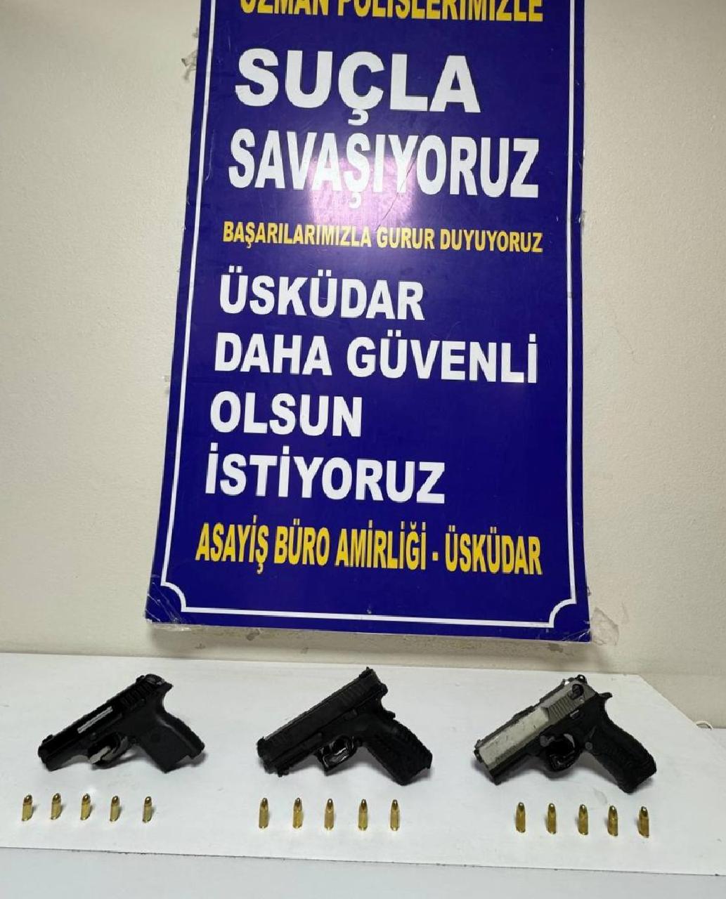 istanbulda-polisin-kovalamacasi-sirasinda-aractan-uyusturucu-atan-3-kisi-tutuklandi-haberi-6R4M2GRr.jpg