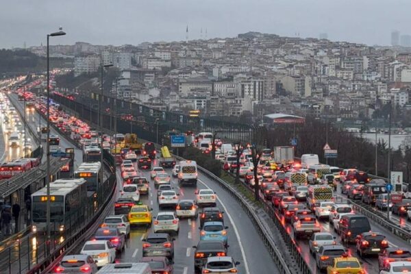 İstanbul’da sabah saatlerinde trafik yoğunluğu yaşanıyor haberi