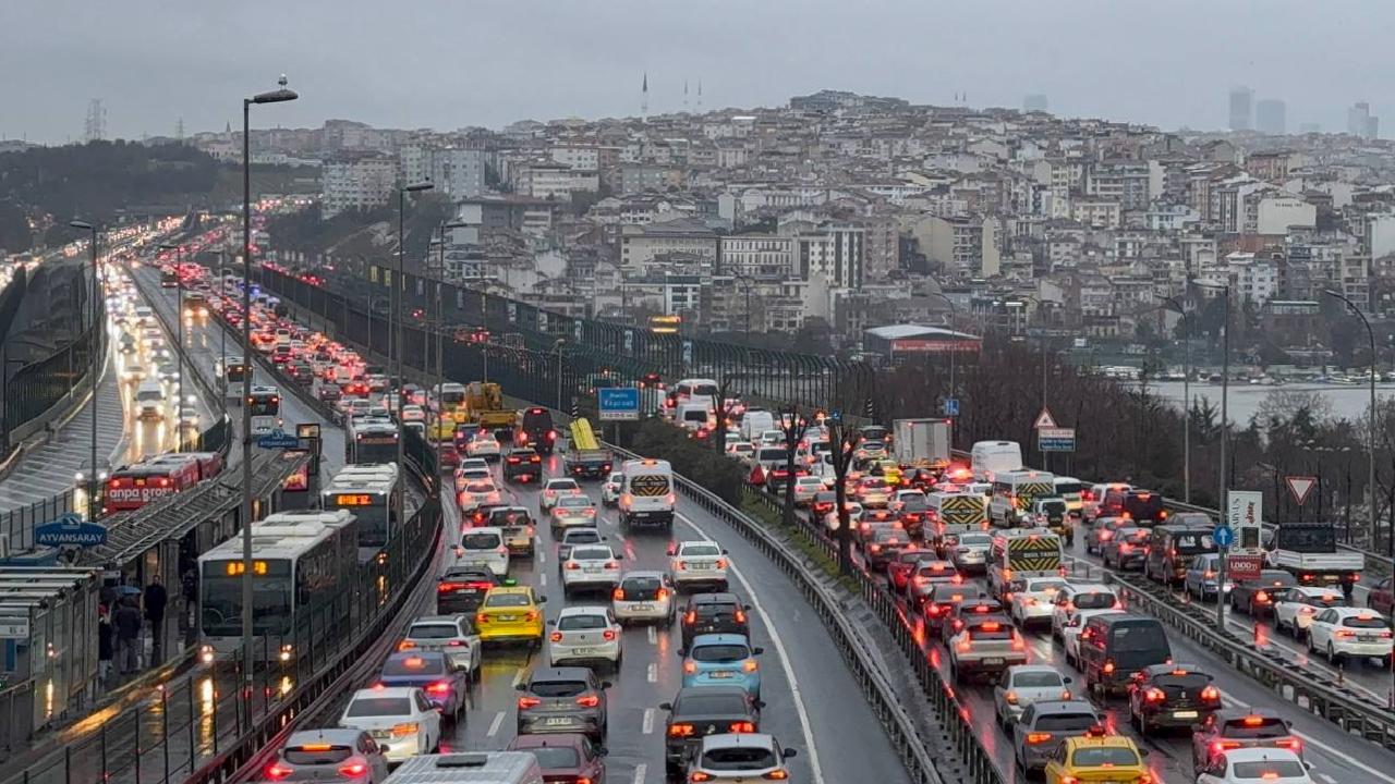 istanbulda-sabah-saatlerinde-trafik-yogunlugu-yasaniyor-haberi-VREySayz.jpg