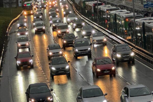 İstanbul’da sabah saatlerinde trafik yoğunluğu yüzde 76’ya çıktı haberi