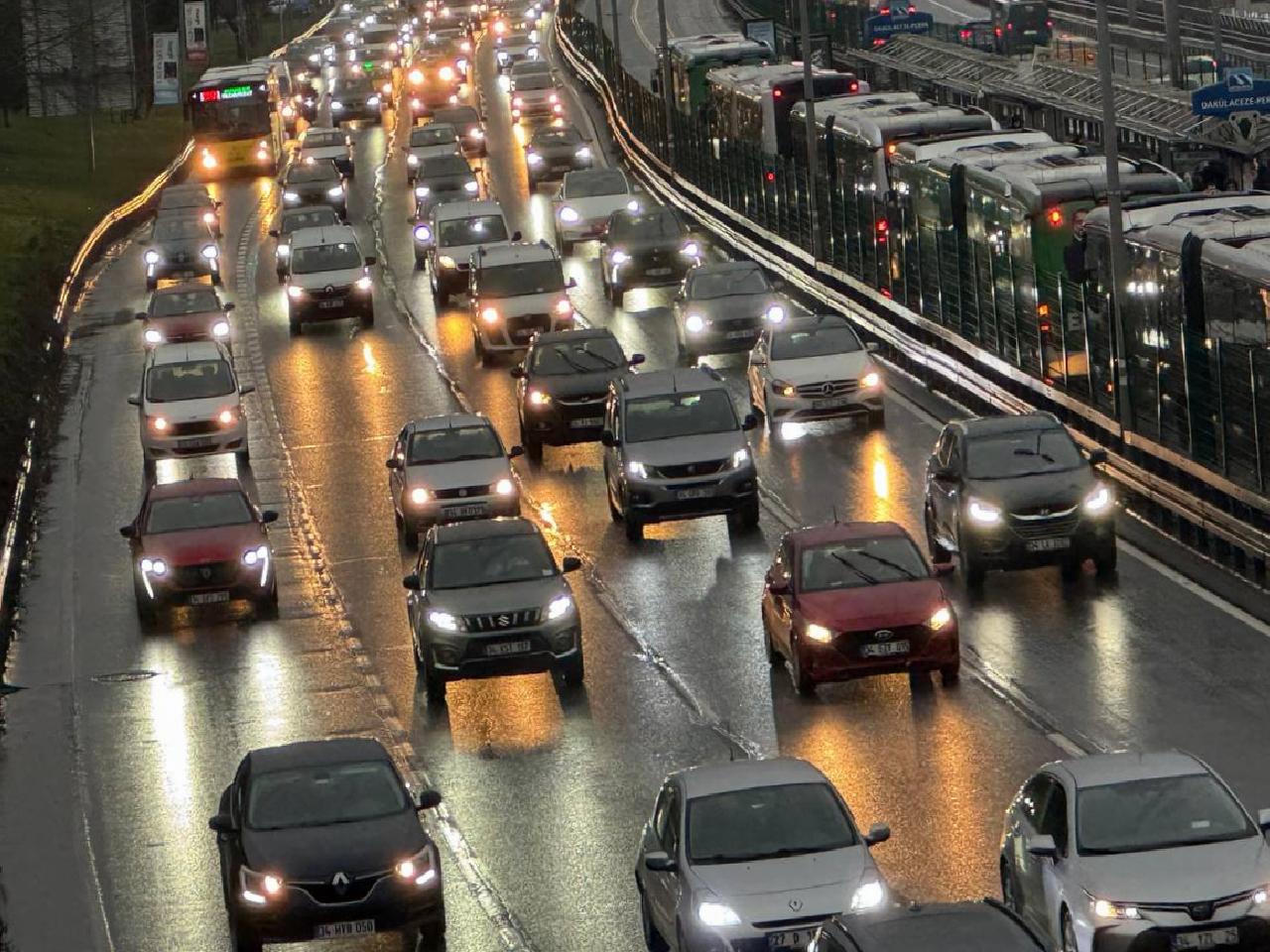 istanbulda-sabah-saatlerinde-trafik-yogunlugu-yuzde-76ya-cikti-haberi-7hZ9WTLS.jpg