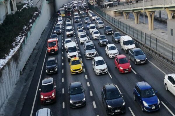 İstanbul’da kar yağışının ardından sabah trafik yoğunluğu oluştu