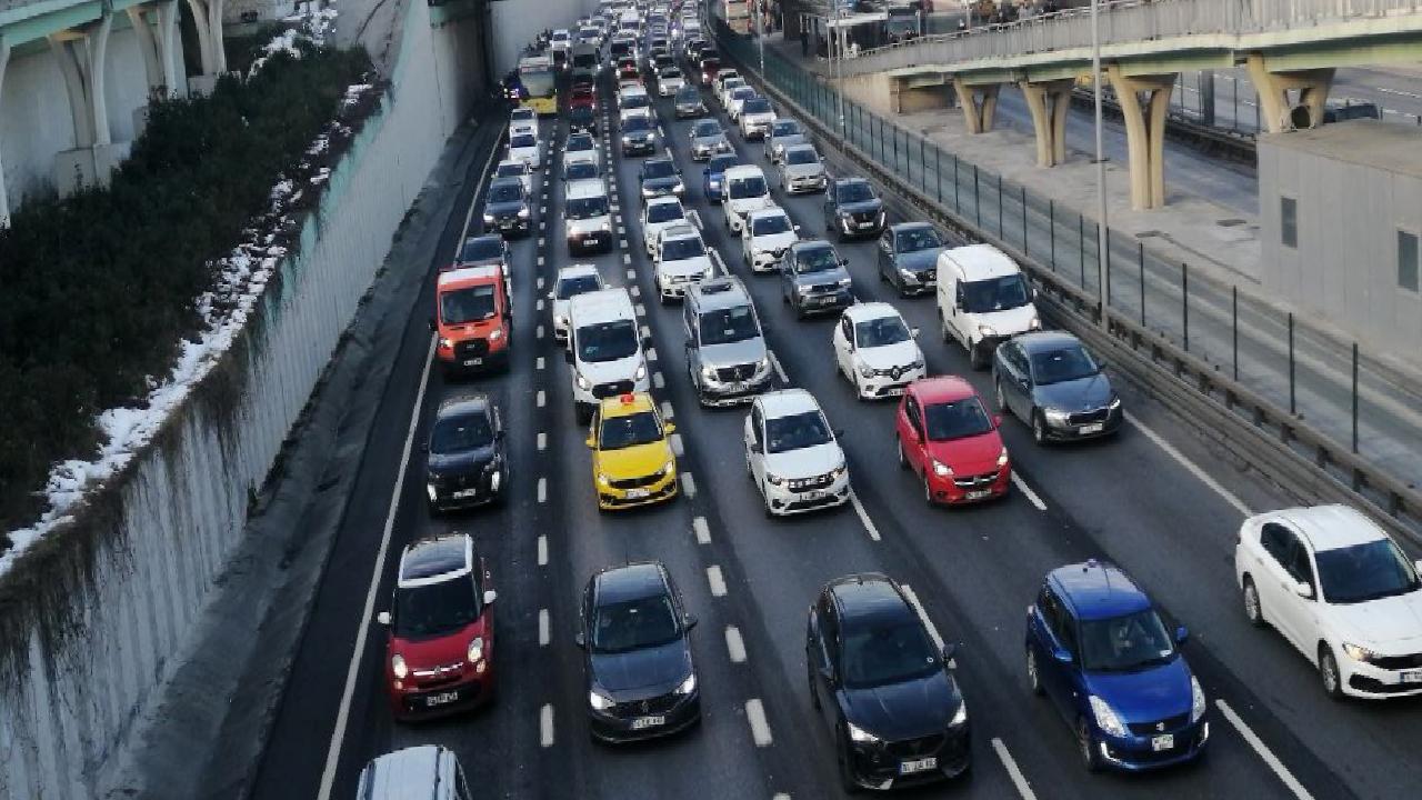 istanbulda-sabah-trafik-yogunlugu-olustu-haberi-tA7RfU4K.jpg